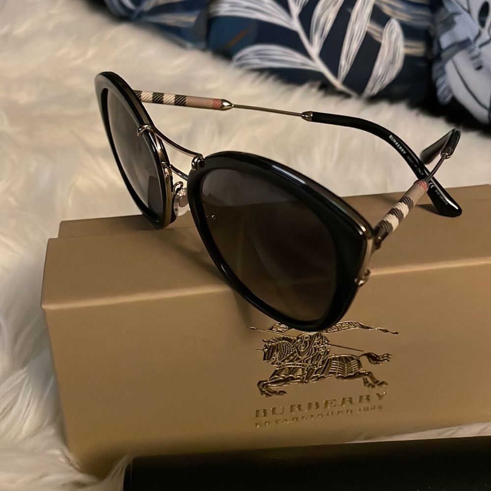 Burberry BE4251Q Round
Sunglasses Women’s NWOT
